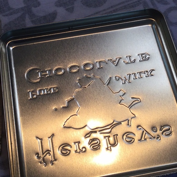 Set of four vintage tins, Hershey Chocolate 1990, 2001 and Reese’s 1997 - Picture 11 of 16